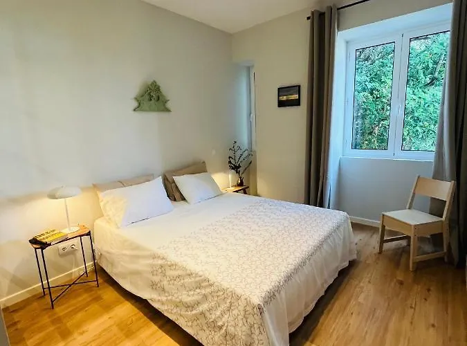 Lovely 2-bedroom Unit In Historic Lägenhet *