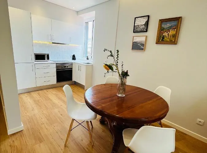 Lovely 2-bedroom Unit In Historic Apartment